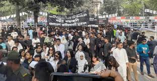দল-মত নির্বিশেষে শ্রদ্ধা জানাচ্ছেন শহীদ মিনারে