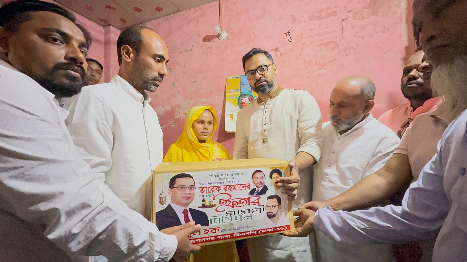 শহীদ পরিবারদের ইফতার সামগ্রী দিলেন আমিনুল হক