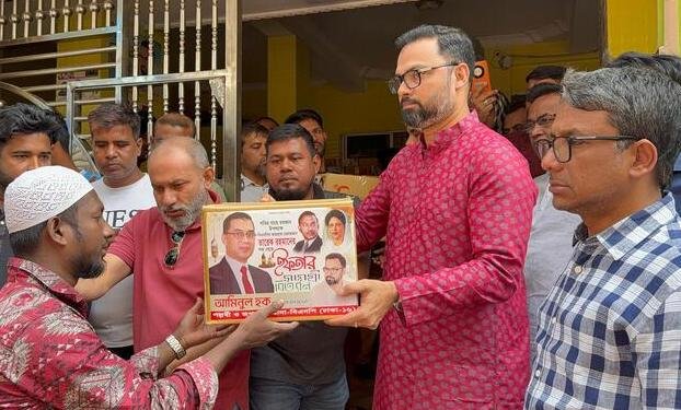 গরিব ও অসহায়দের ইফতার দিচ্ছেন আমিনুল হক