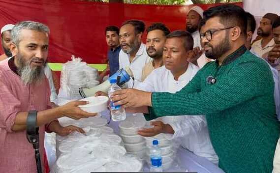 যুবদল নেতা সাজ্জাদুল মিরাজের ইফতার বিতরণ
