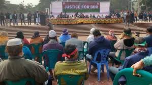 শহীদ মিনারে চাকরিচ্যুত বিডিআর সদস্যদের অবস্থান