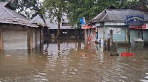 পানিবন্দি লাখ লাখ মানুষ,বহু ঘরবাড়ি বিধ্বস্ত