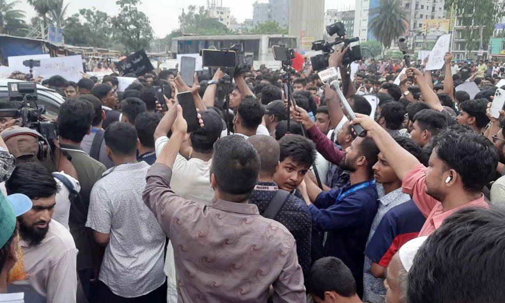 ছয় দাবিতে মাইলস্টোন শিক্ষার্থীদের বিক্ষোভ
