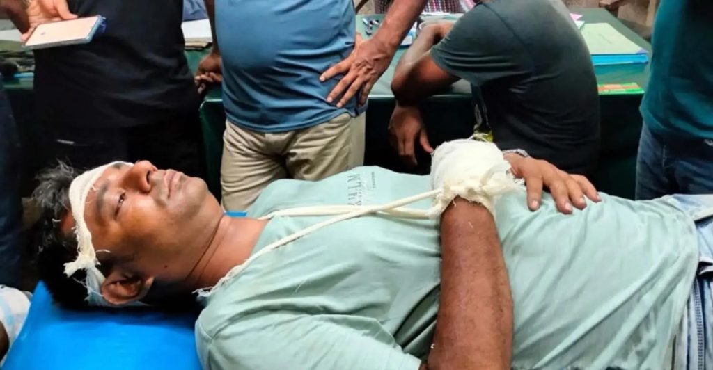 বরিশালে সংবাদ সংগ্রহে গিয়ে সন্ত্রাসী হামলার শিকার