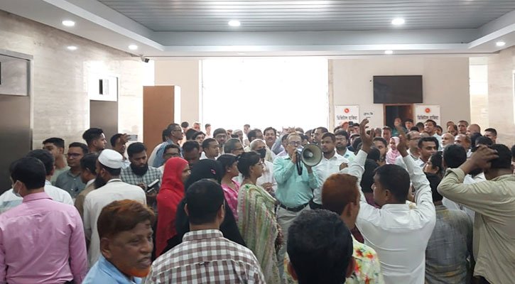 ভাতা বাড়ানোর দাবিতে সচিবালয়ে বিক্ষোভ