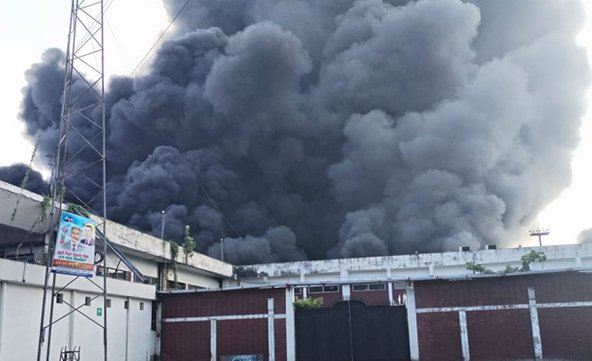 বিমানবন্দরের কার্গোতে আগুন কাজ করছে ১৬ ইউনিট