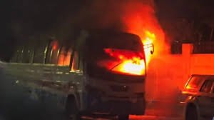 আশুলিয়ায় সড়কে থেমে থাকা বাসে আগুন