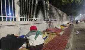 ঢাকার ফুটপাথে শীতের রাত