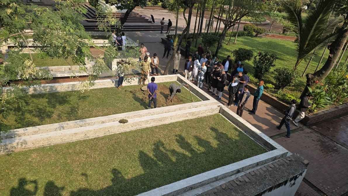 হাদিকে চিরবিদায় দিতে খোড়া হচ্ছে কবর