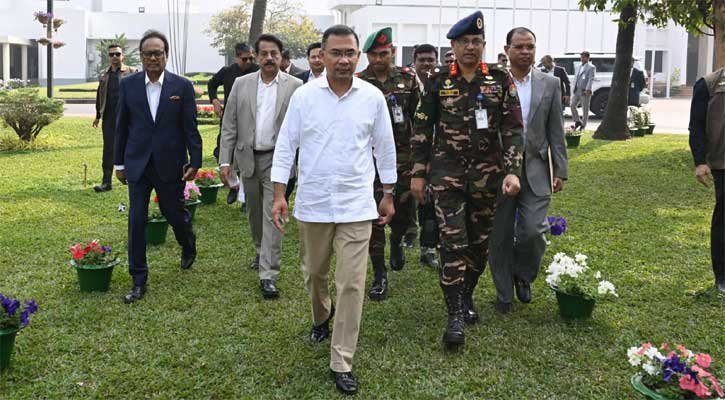 ছুটির দিনেও অফিস করলেন প্রধানমন্ত্রী