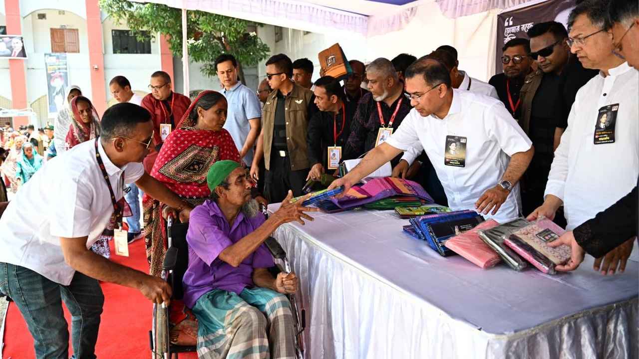 নিম্ন আয়ের মানুষের হাতে উপহার প্রধানমন্ত্রীর