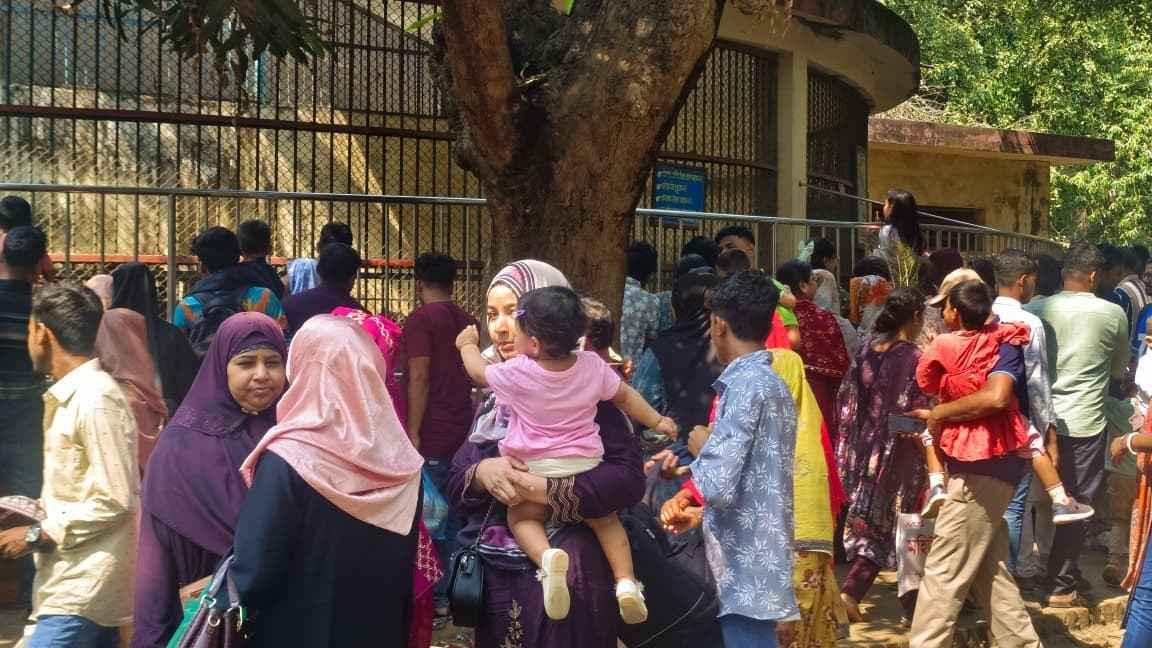 ছুটির শেষ দিনেও চিড়িয়াখানায় উপচে পড়া ভিড়