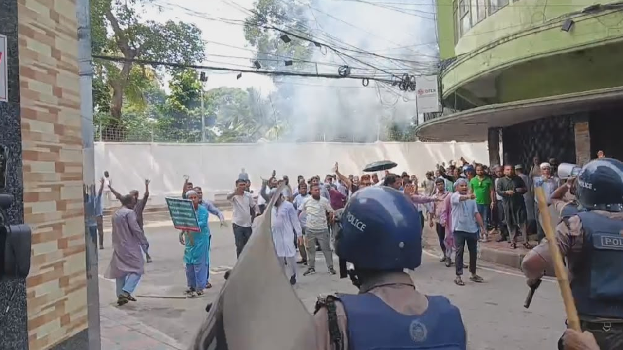 মতিঝিলে পুলিশের লাঠিচার্জ ও টিয়ারগ্যাস নিক্ষেপ