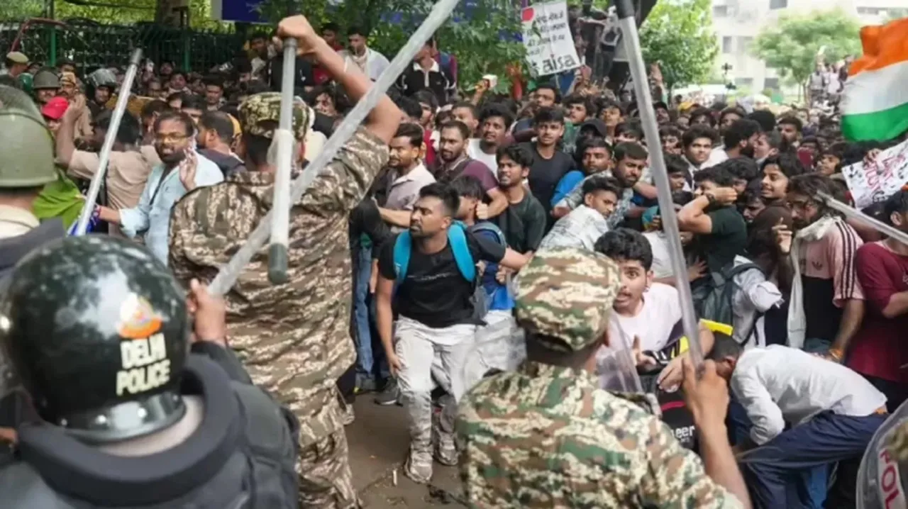 দিল্লিতে ব্যাপক সংঘর্ষ গ্রেপ্তার অভিজিৎ দীপক