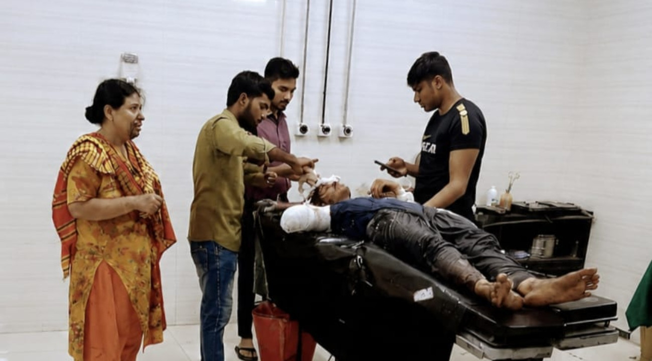 তরুণীর কব্জি কুপিয়ে বিচ্ছিন্ন,আহত বাবা-মা