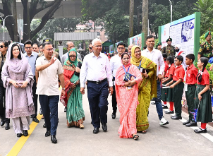 শিশুদের ভালোবাসায় সিক্ত প্রধানমন্ত্রী